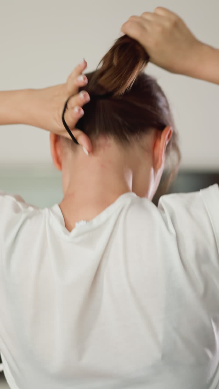 조하는 여성은 가정 체육관에서 포니테일을 만니다. 색 을 입은 활동적인 스포츠 여성은 짧은 머리카락을 조정합니다. 실내에서 트레드밀에서 달리는 건강한 운동 여가