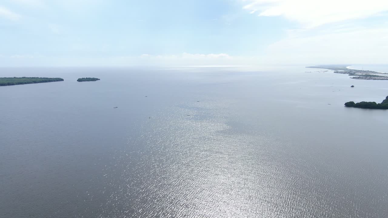 거대한 수역에서 낚시 봇의 4k 드론 영상