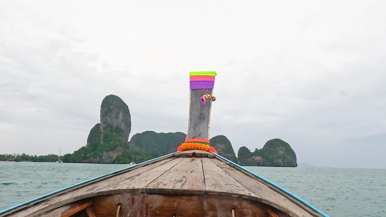 보트는 경치 좋은 섬을 향해 항해합니다.