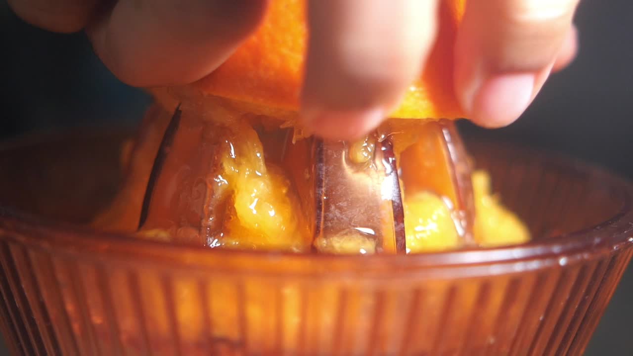 오렌지 주스를 압축하는 것