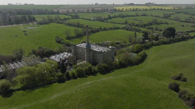 Bliss Tweed Mill, edificio storico a Chipping Norton, Cotswold. Veduta aerea della campagna primaverile.