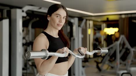 mujer trabajando en el gimnasio