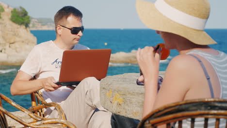 Das-Paar-Im-Resort-Frau-Trinkt-Cocktail-Mann-Arbeitet-Mit-Einem-Laptop