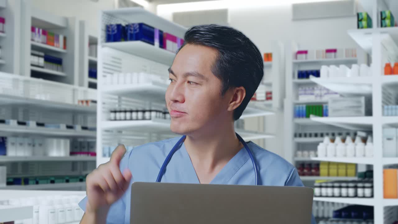 약국에서 노트북으로 일하는 약사