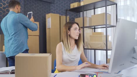 propietario de una pequeña empresa en el concepto de oficina en casa. negocio de comercio electrónico.