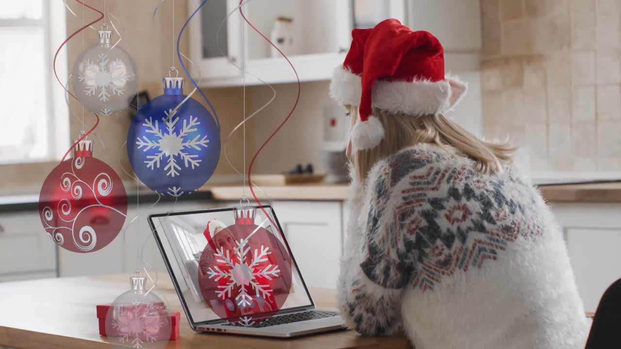 노트북에서 산타 모자를 입은 백인 여성의 크리스마스 보블의 애니메이션 크리스마스 비디오 통화