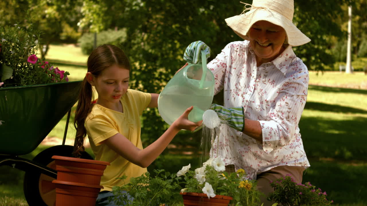 abuela y nieta haciendo jardinería juntas