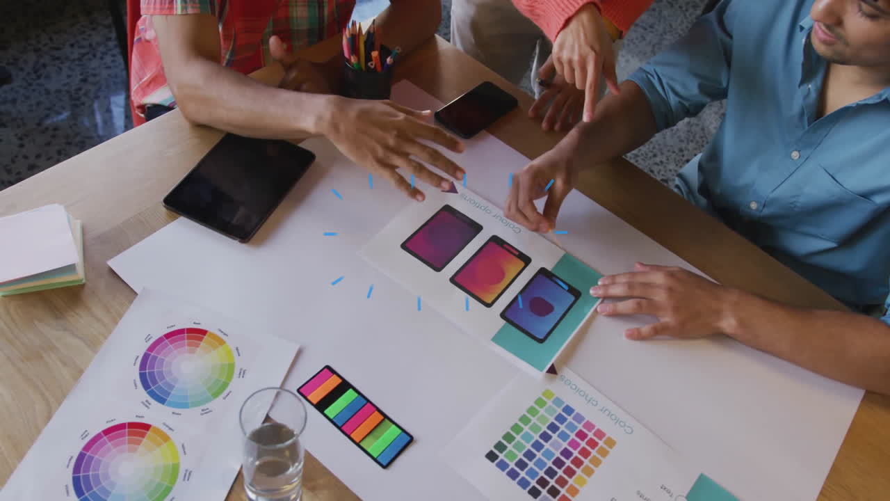 diseñar esquemas de colores y discutir ideas, el equipo colaborando en la animación de la paleta de colores