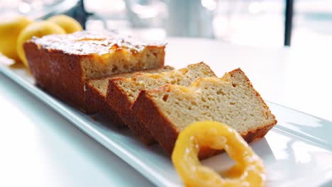 pastel de rodajas de limón recién horneado en un stand en una cafetería