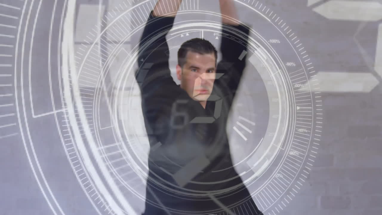 levantando el brazo, hombre con animación de interfaz futurista sobre fondo gris