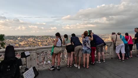 grupo de turistas admirando el paisaje urbano y la música