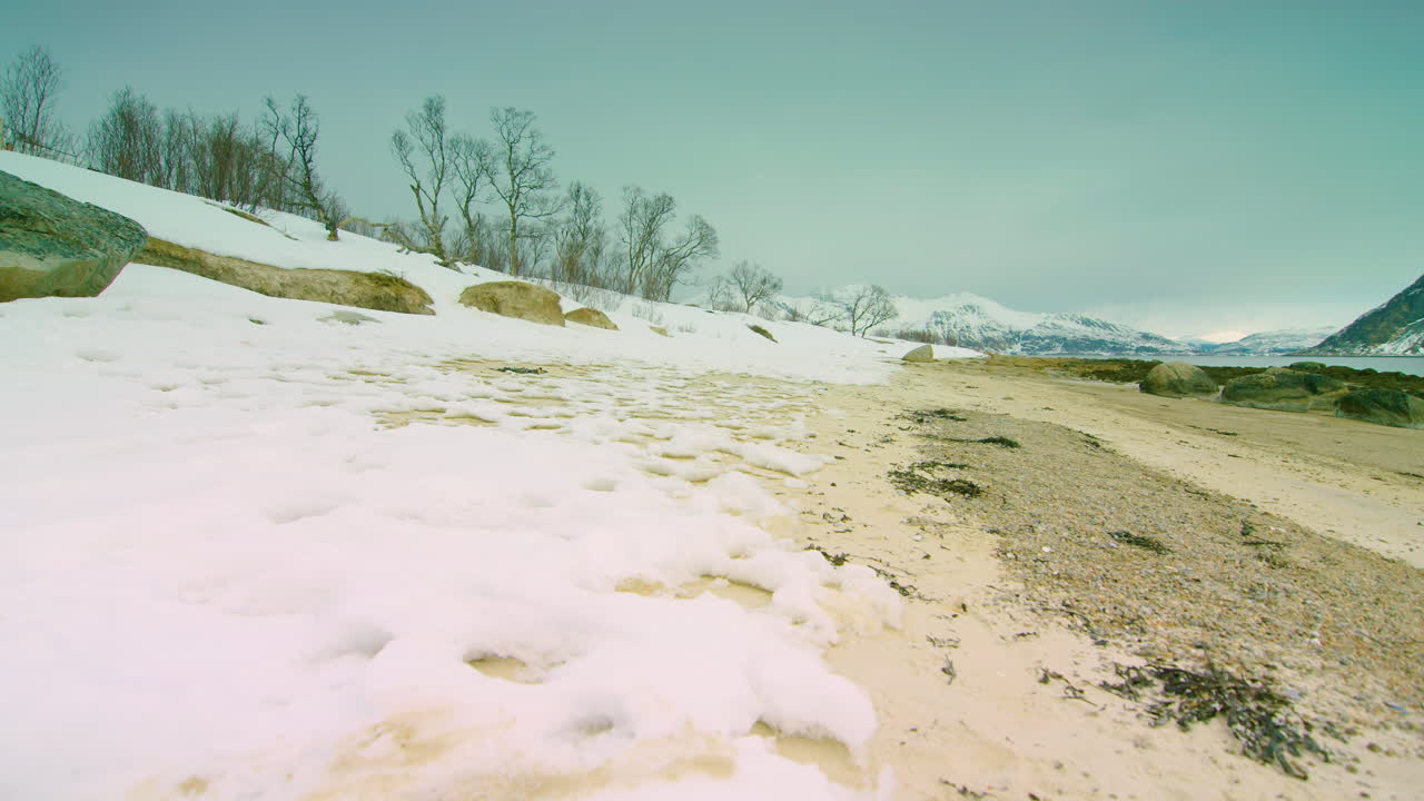 노르웨이의 얼어붙은 해변을 왼쪽에서 오른쪽으로 촬영한 시네마틱 트래킹 샷