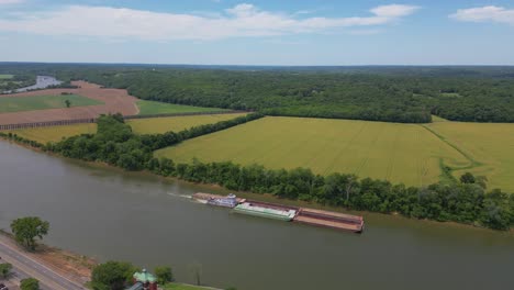 Seguimiento-De-Una-Barcaza-En-El-Río-Cumberland-En-Clarksville,-Tennessee