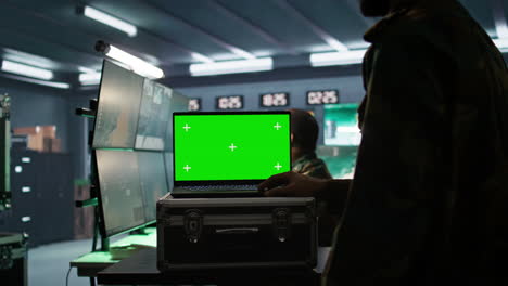 despachador militar que gestiona las redes de comunicaciones, mirando las pantallas
