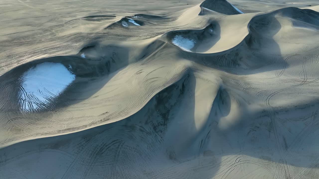 vista aérea de las dunas del desierto frío de sarfaranga