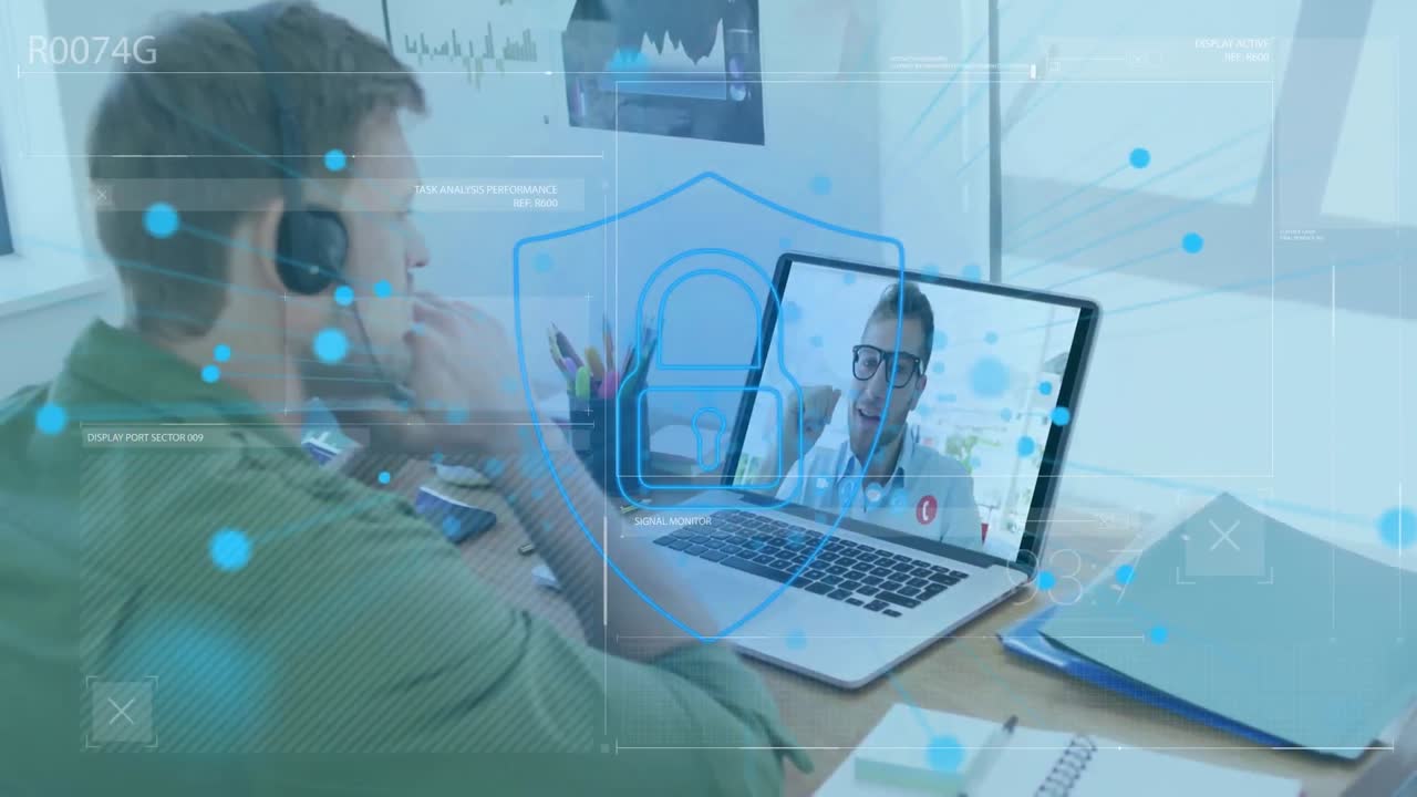 animación del procesamiento de datos sobre un hombre de negocios caucásico haciendo una videollamada con un colega