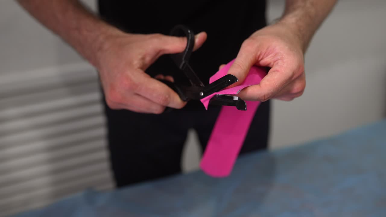 usando tijeras médicas para cortar un vendaje