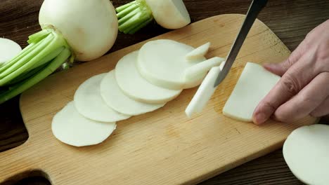 rábano daikon en rebanadas. rábano japonés blanco y redondo crudo y fresco y sabroso.