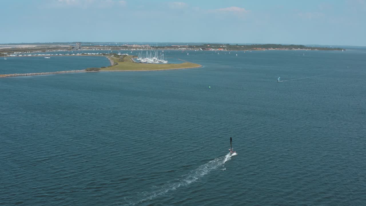무인 항공기 - 섬에 흰 구름과 함께 화창한 날에 파란색, 물결 모양 및 바람이 부는 바다에서 서퍼의 공중 샷, 30p