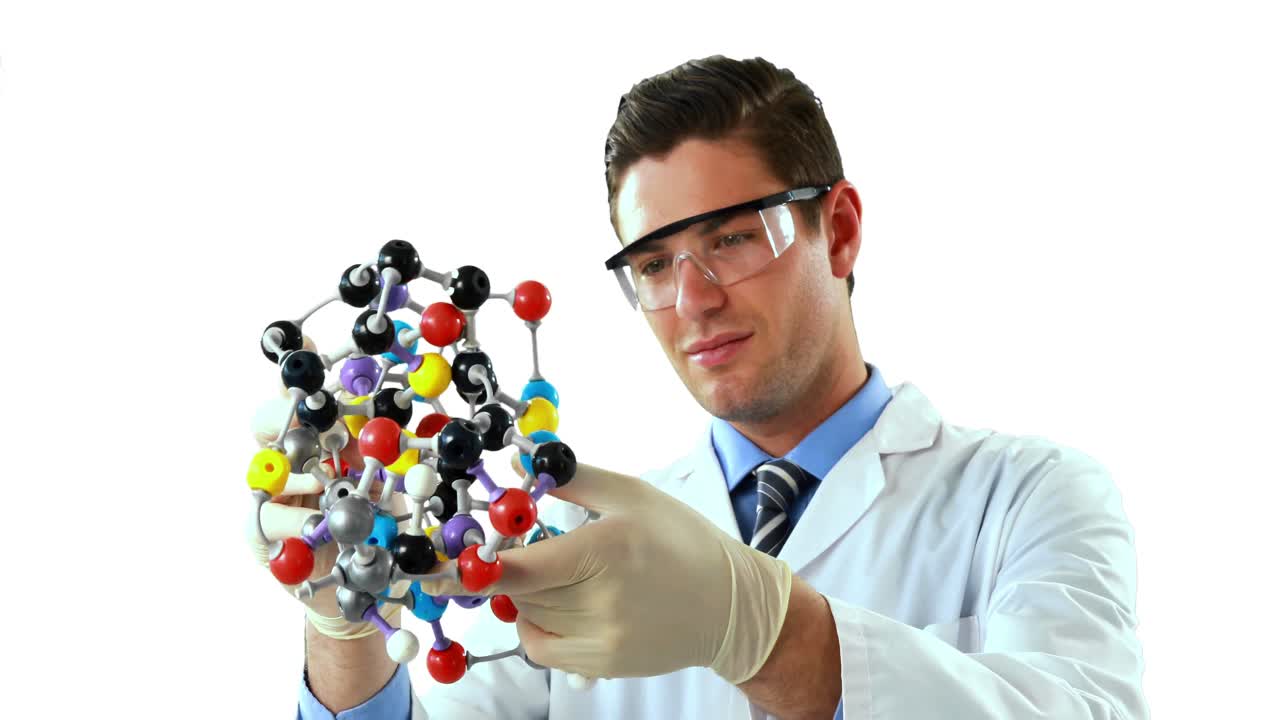 científico experimentando con la estructura de las moléculas