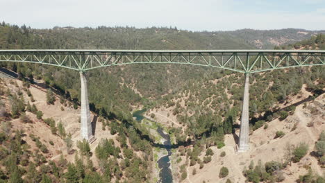 toma aérea: inclinación hacia arriba para revelar el puente de foresthill foresthill, california