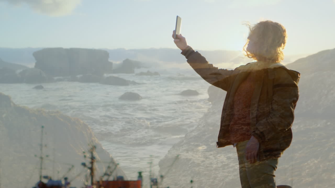 animación del paisaje sobre una excursionista caucásica tomando una foto