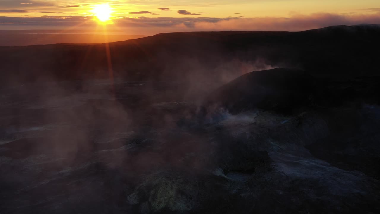paisaje volcánico al atardecer