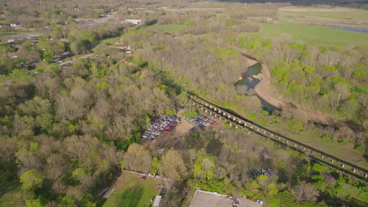 유명한 오자크 산맥 깊은 곳의 도시인 파예트빌의 산업 교외