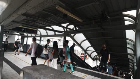 Ein-Wunderschönes-Video-Von-Menschen,-Die-Nachmittags-über-Eine-Fußgängerbrücke-In-Kwun-Tong-Laufen