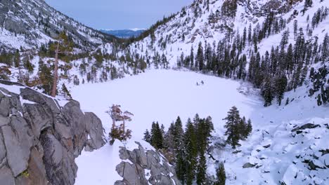 Vista-Aérea-Del-Lago-Eagle-Cubierto-De-Nieve,-Desierto-De-Desolación,-Lake-Tahoe,-California