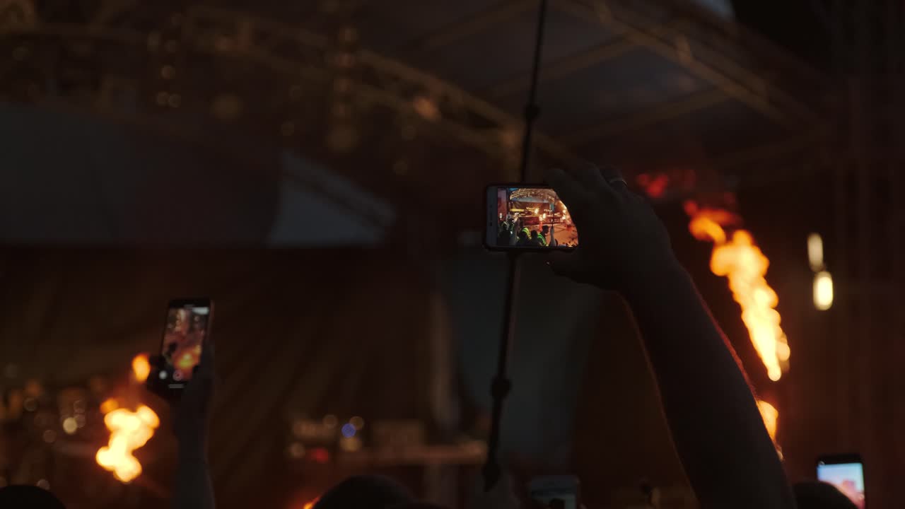 휴대 전화로 화재 쇼를 녹음하는 군중