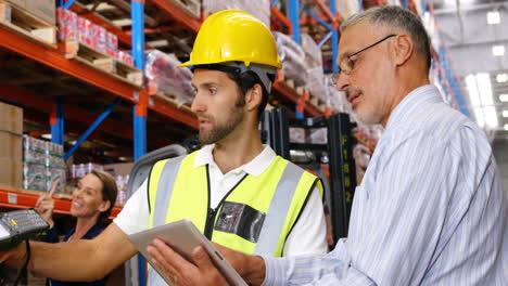gerente mostrando la tableta al trabajador