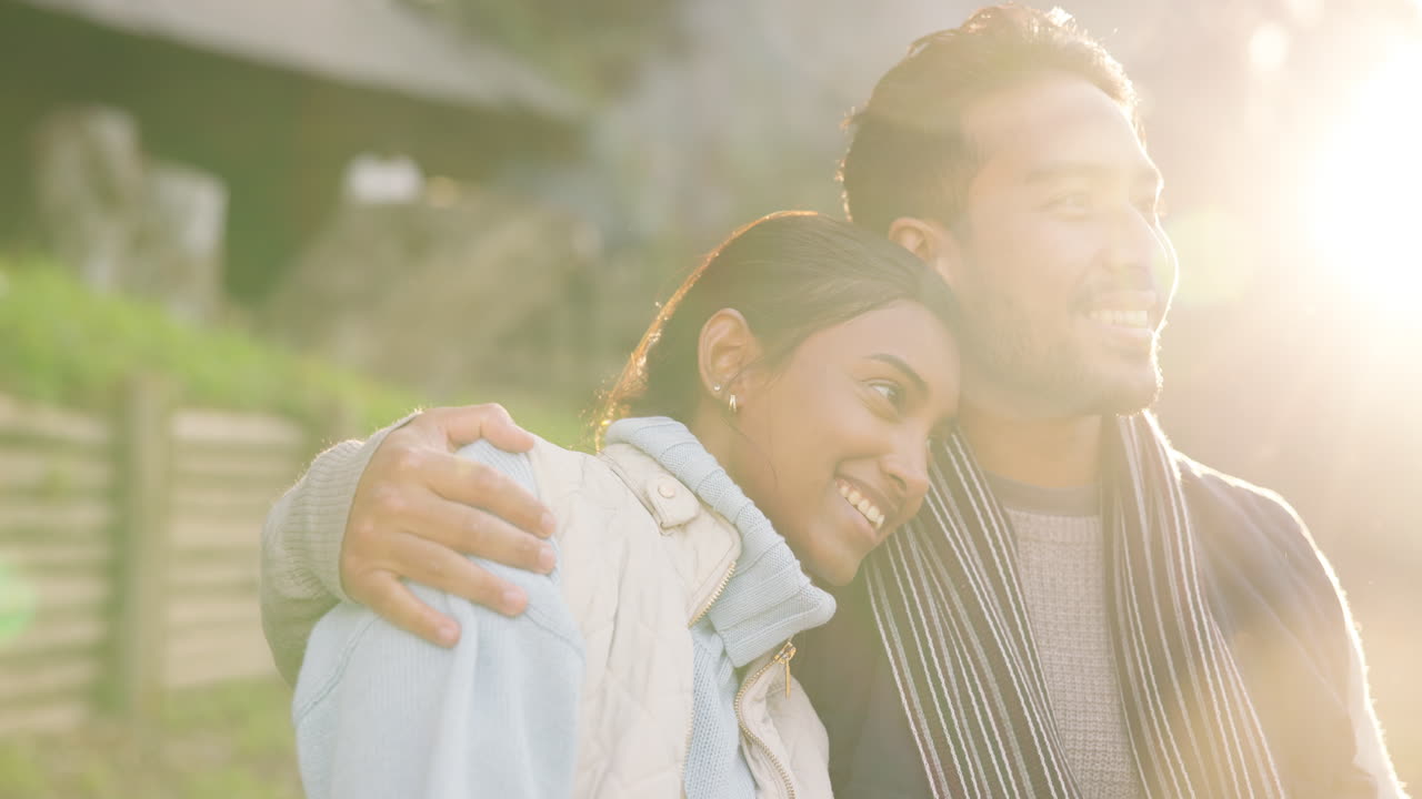 camping, amanecer y pareja en la montaña