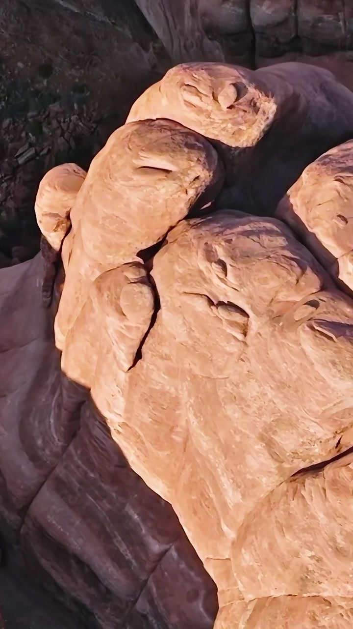 Formações rochosas no Deserto de Mojave, EUA durante o pôr do sol