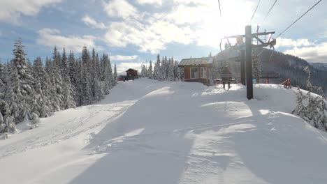 Skilift-Nähert-Sich-Der-Abfahrt-Im-Skigebiet---Strahlender-Sonnenschein---Schönes-Wetter---Flüssiges-4K-Filmmaterial