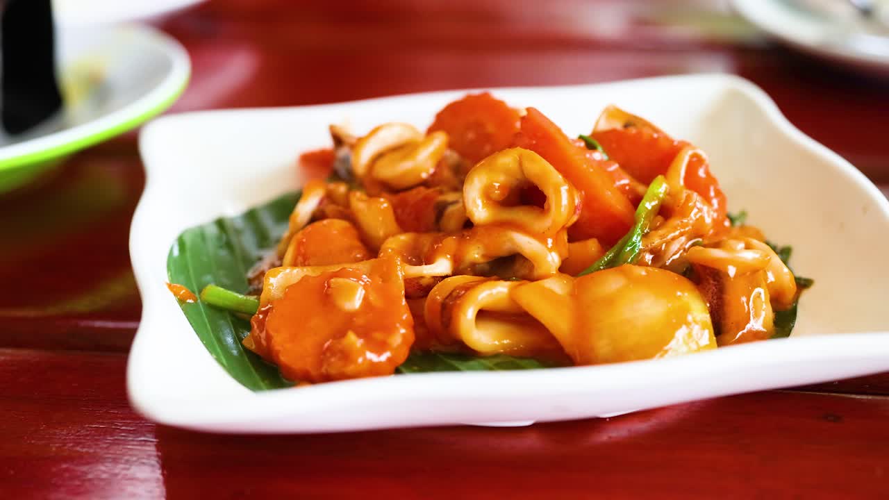 calamar frito con huevo salado en el restaurante ao nang