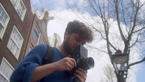 retrato de un fotógrafo al aire libre con una cámara de película analógica en ámsterdam, países bajos