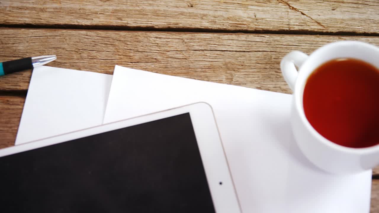 디지털 태블릿, 검은 커피, 펜 및 빈 종이 나무 테이블 4k
