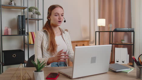 Frau-Mit-Headset-Benutzt-Laptop,-Spricht,-Arbeitet-Im-Heimbüro-Als-Kundendienstmitarbeiter