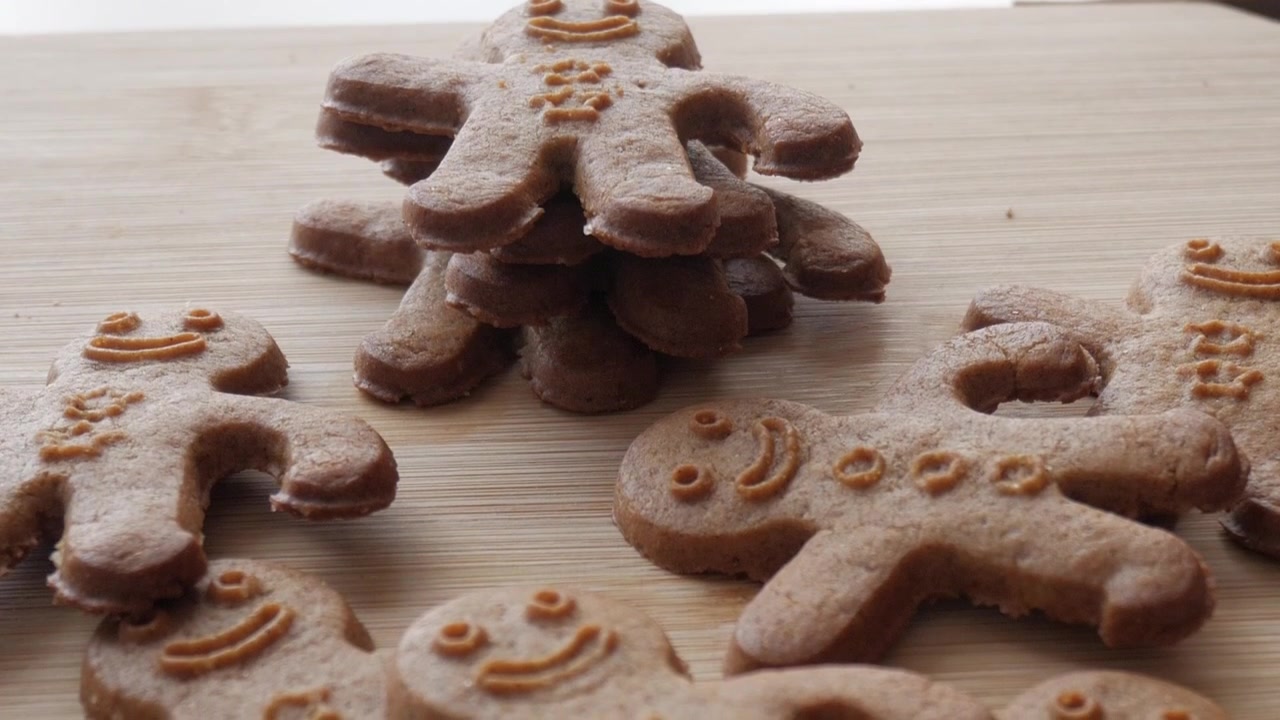 Pile di biscotti omini di pan di zenzero su un tavolo di legno