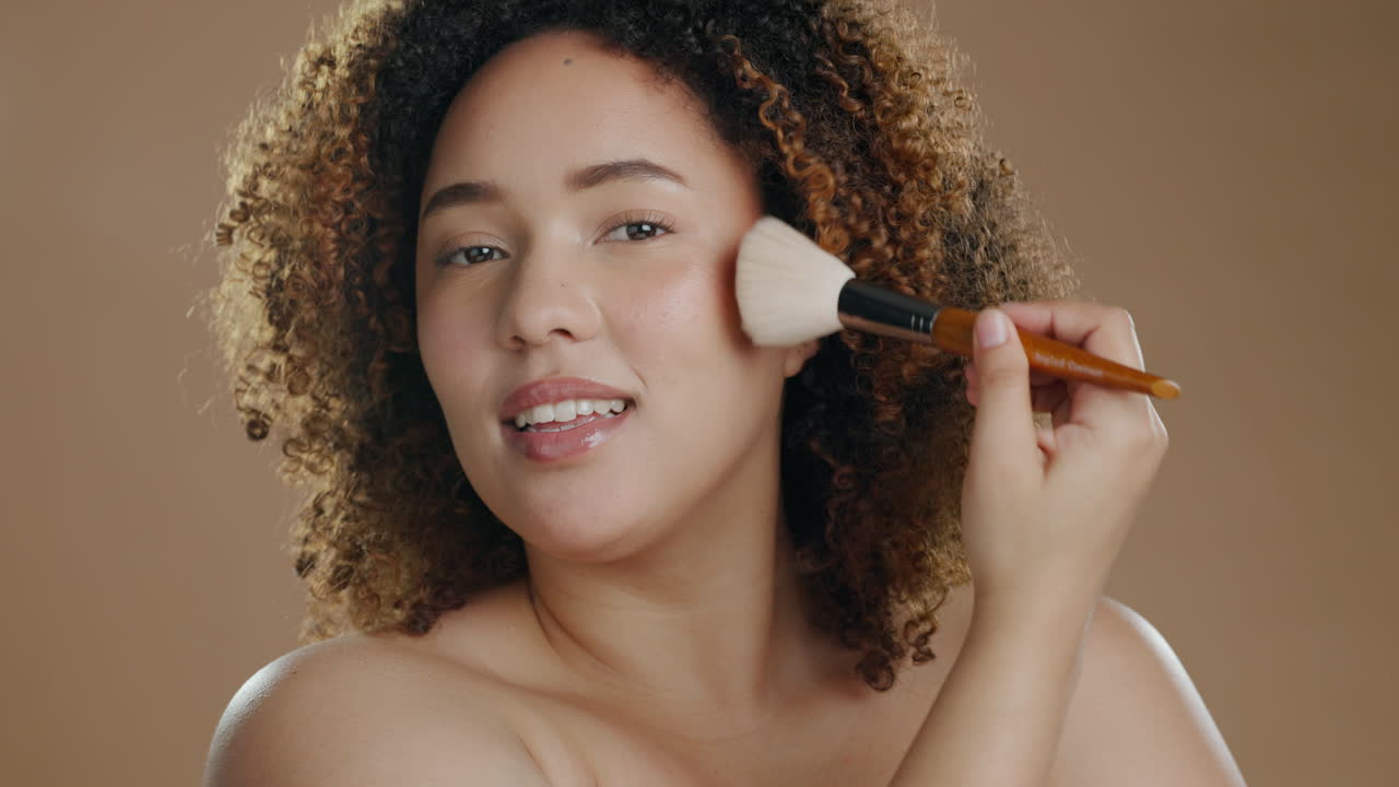 mujer negra, maquillaje y pincel para la cara con sonrisa