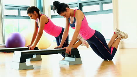 Mujeres-En-Forma-Entrenando-Sus-Brazos-Con-Ejercicio-Deportivo