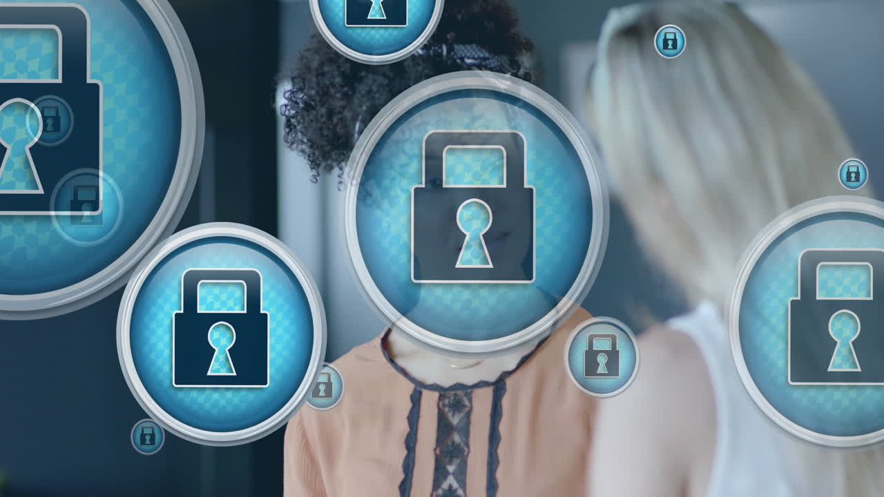 animación de iconos de candados procesamiento de datos sobre diversas mujeres de negocios en la oficina