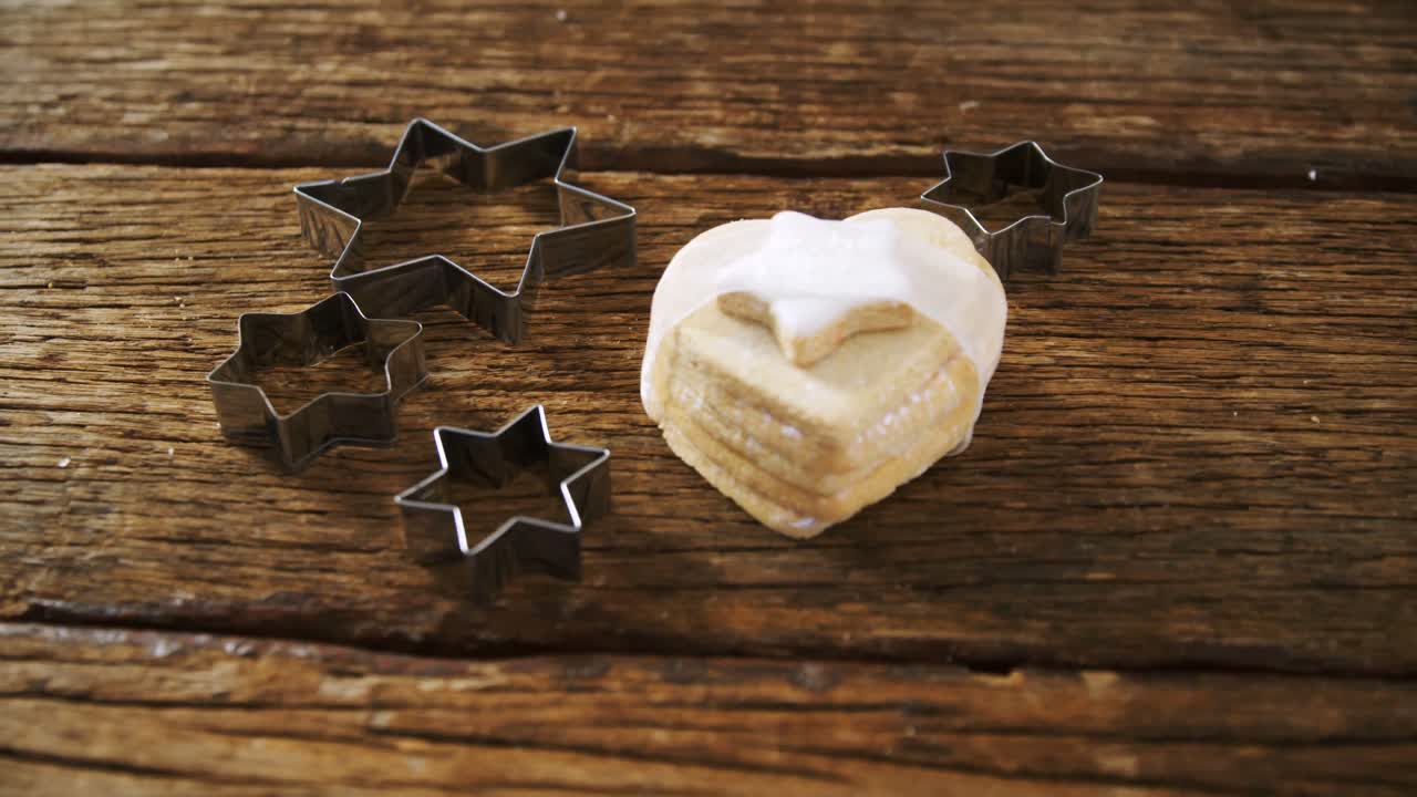 나무 판 4k에 쿠키 커터와 쿠키