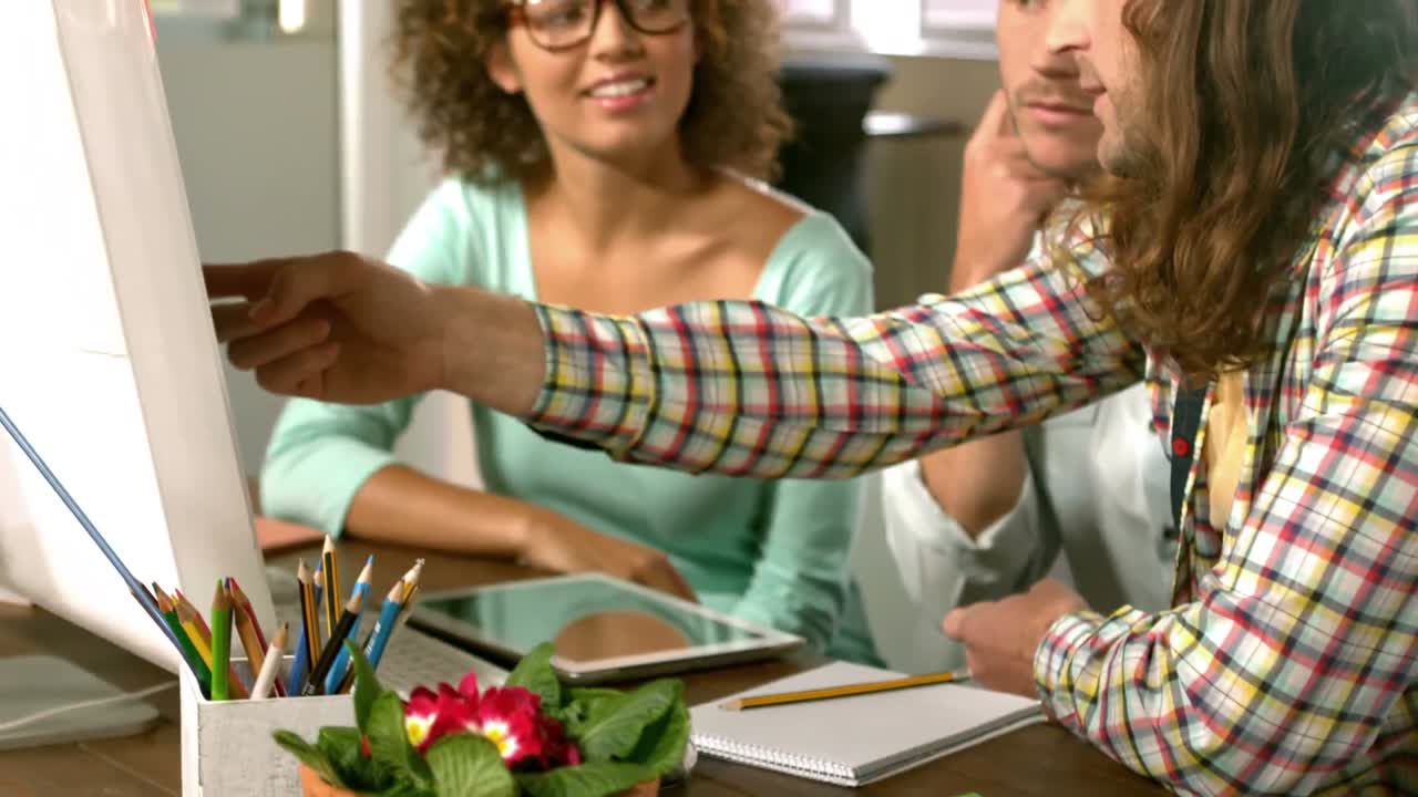 equipo de negocios hipster discutiendo el trabajo