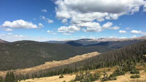 Timelapse-Del-Parque-Nacional-De-Las-Montañas-Rocosas-En-Un-Día-Soleado