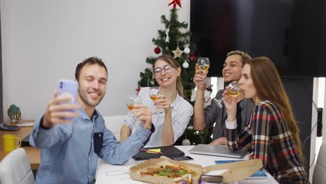 Gente-De-Negocios-Bebiendo-Champán-Y-Tomando-Fotos-Selfie-En-La-Oficina