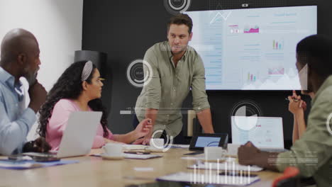 animación de procesamiento de datos y diagramas sobre diversos colegas discutiendo el trabajo en la oficina