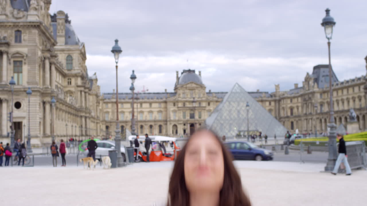 파리의 루브르 박물관에서 행복한 여성