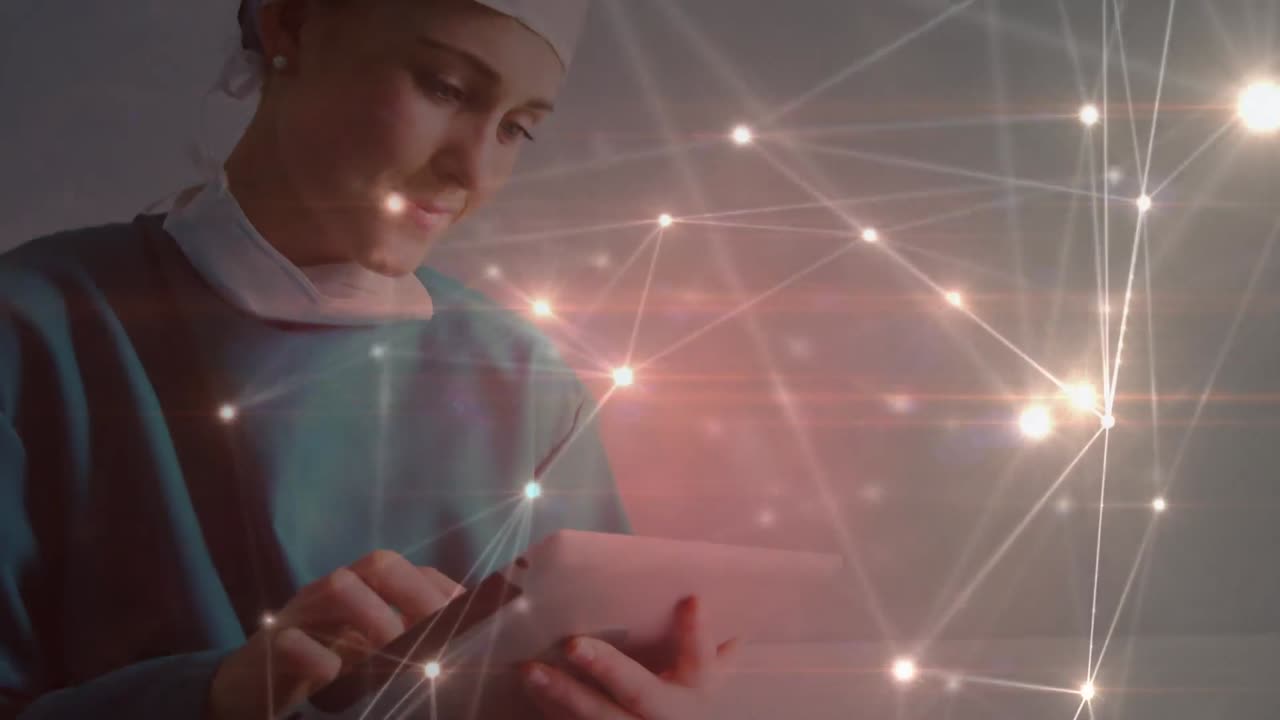 animación de la red de conexiones a través de una doctora caucásica que usa una tableta